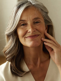 Mujer radiante usuaria de Aurea Lab